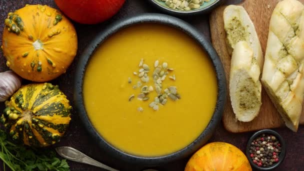 Sopa de crema de calabaza vegetariana casera servida en tazón de cerámica. Decorado con semillas — Vídeos de Stock