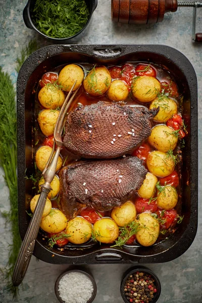 Délicieux poitrine d'oie rôtie servie avec des légumes, des pommes de terre. Placé dans un plat de cuisson en métal — Photo