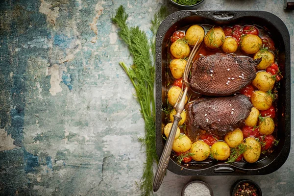 Dada bebek panggang dengan kulit renyah emas disajikan dengan kentang panggang, ditaburi dengan dill — Stok Foto