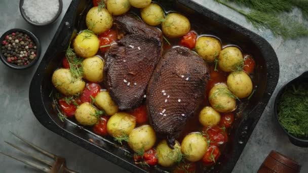 Délicieux poitrine d'oie rôtie servie avec des légumes, des pommes de terre. Placé dans un plat de cuisson en métal — Video