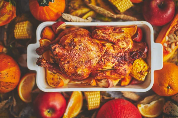 Poulet festif cuit par Thanksgiving sur une assiette de blanc-owen et une récolte de légumes de saison — Photo