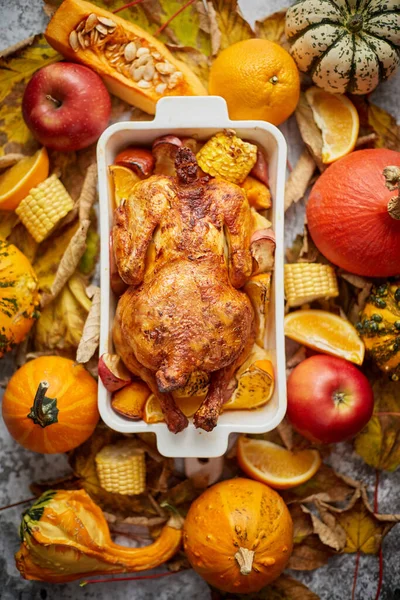 Table de Thanksgiving avec poulet entier rôti ou dinde, citrouille, pommes de terre cuites au four, châtaignes — Photo