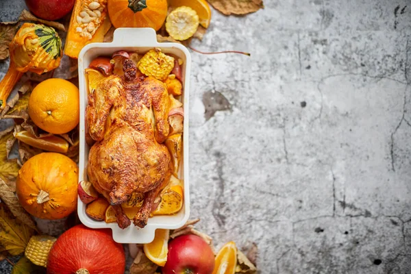 Table de Thanksgiving avec poulet entier rôti ou dinde, citrouille, pommes de terre cuites au four, châtaignes — Photo
