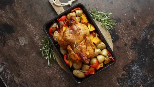 Πεντανόστιμο ολόκληρο κοτόπουλο μαγειρεμένο με κολοκύθα, πιπέρι και πατάτες. Σερβίρεται σε μεταλλικό ταψί. — Αρχείο Βίντεο