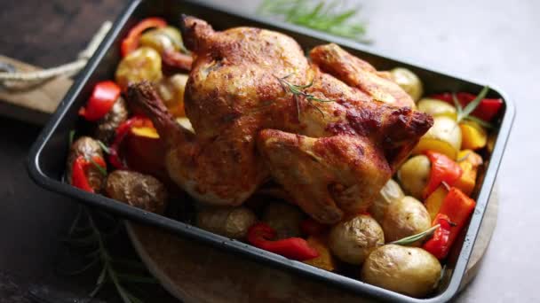 Balkabağı, biber ve patatesle pişirilmiş leziz bir tavuk. Metal tavada servis ediliyor.. — Stok video