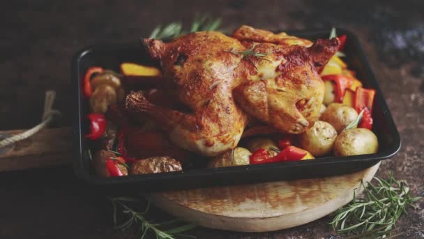 Pollo o pavo entero asado con calabaza, patatas, pimiento rojo y romero. — Vídeos de Stock