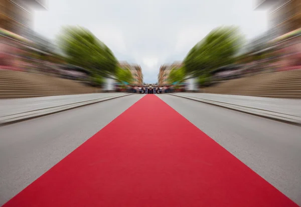 通り通り古典的な赤いカーペットの上の古典的なレッド カーペット — ストック写真