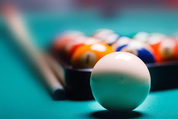 Bilardo masasında beyaz bilardo topları. — Stok fotoğraf