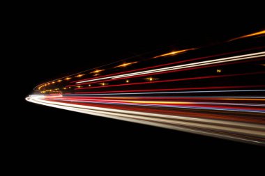 Tüneldeki ışık tünelleri. Sanat eseri. Bir tünelde çekilmiş uzun pozlu fotoğraf..