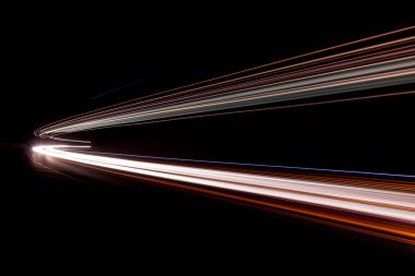 Tüneldeki ışık tünelleri. Sanat eseri. Bir tünelde çekilmiş uzun pozlu fotoğraf..