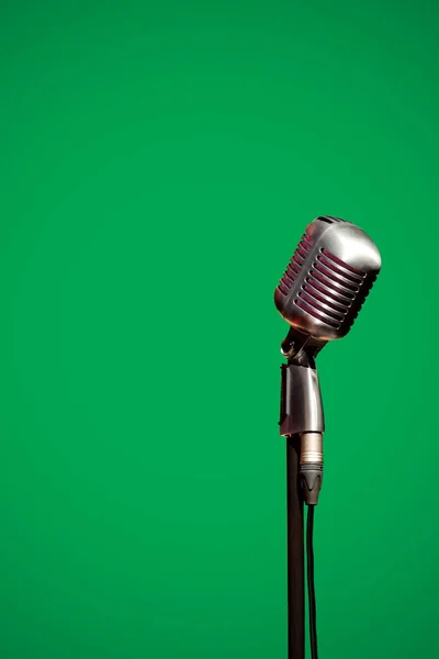 Renkli Bulanık Arkaplandaki Eski Mikrofon — Stok fotoğraf