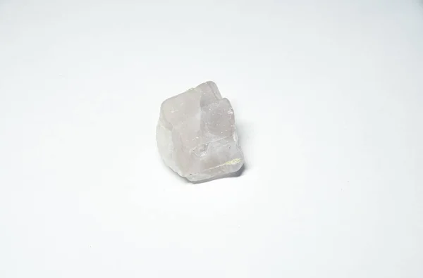 Beyaz Arkaplanda Izole Edilmiş Pembe Kuvars Mineralinin Makro Görüntüsü — Stok fotoğraf