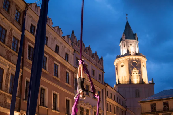 Lublin Polen 2018 Hemel Acrobatische Dansen Met Trynitarska Toren Achtergrond — Stockfoto