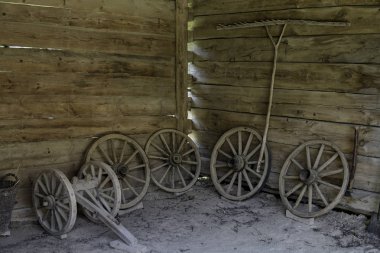 bir açık hava Köy Müzesi, Lublin, Lublin, Polonya, 11.06.2017 ahşap bir evde duran eski saman vagon tekerlekleri