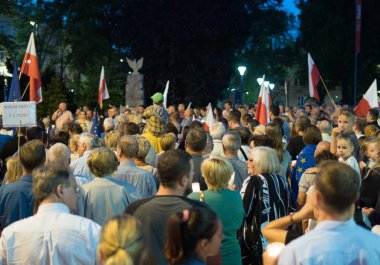 Mumlar ve Yargıtay Polonya hükümeti tarafından tahrip karşı gösteri bayrakları ile kalabalık. Lublin, Polonya. 22 Temmuz 2017