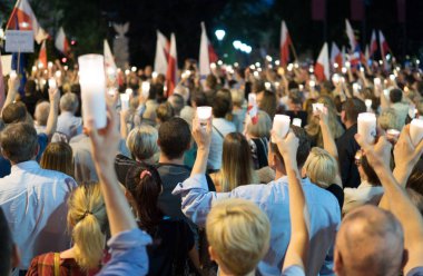 Mumlar ve Yargıtay Polonya hükümeti tarafından tahrip karşı gösteri bayrakları ile kalabalık. Lublin, Polonya. 22 Temmuz 2017