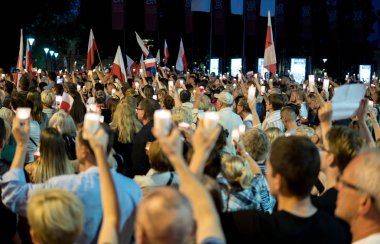 Mumlar ve Yargıtay Polonya hükümeti tarafından tahrip karşı gösteri bayrakları ile kalabalık. Lublin, Polonya. 22 Temmuz 2017