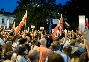 Mumlar ve Yargıtay Polonya hükümeti tarafından tahrip karşı gösteri bayrakları ile kalabalık. Lublin, Polonya. 22 Temmuz 2017