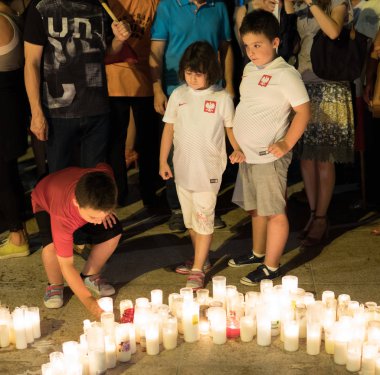 t-shirt ile çocuklarla Amblemler mum Işık devrimi olarak adlandırılan gösteri üzerinde Lehçe. İnsanlar protesto karşı Yargıtay hükümet tarafından yok. Lublin, Polonya. 22 Temmuz 2017