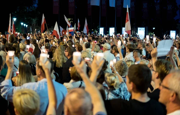 Mumlar ve Yargıtay Polonya hükümeti tarafından tahrip karşı gösteri bayrakları ile kalabalık. Lublin, Polonya. 22 Temmuz 2017