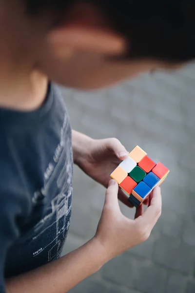 Primer Plano Las Manos Tratando Resolver Cubo Color — Foto de Stock