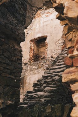 Ağustos 2018, ujazd Köyü, Polonya: merdiven kalıntılar içinde eski Lehçe krzyztopor aradım Kalesi