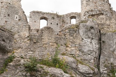 Ağustos 2018, ogrodzieniec, Polonya: detay duvar inşa kalker kayaların üzerinde