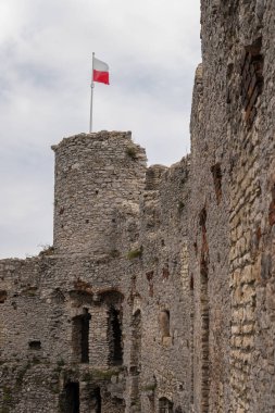 Ağustos 2018, ogrodzieniec, Polonya: Polonya ulusal bayrak sallayarak kule üzerinde ogrodzieniec kalesi kalıntıları