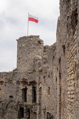 Ağustos 2018, ogrodzieniec, Polonya: Polonya ulusal bayrak sallayarak kule üzerinde ogrodzieniec kalesi kalıntıları