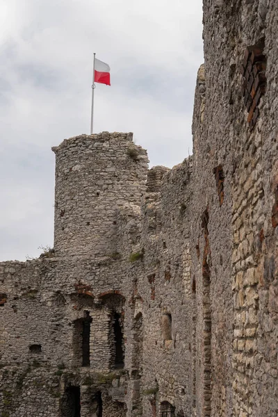Ağustos 2018, ogrodzieniec, Polonya: Polonya ulusal bayrak sallayarak kule üzerinde ogrodzieniec kalesi kalıntıları