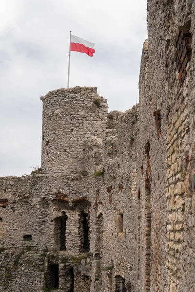 Ağustos 2018, ogrodzieniec, Polonya: Polonya ulusal bayrak sallayarak kule üzerinde ogrodzieniec kalesi kalıntıları