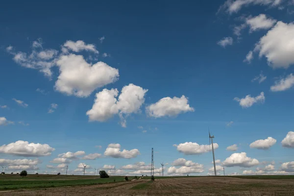 Wiejski Krajobraz Pola Wiatr Turbiny Nad Niebieski Niebo Chmur Cumulus — Zdjęcie stockowe