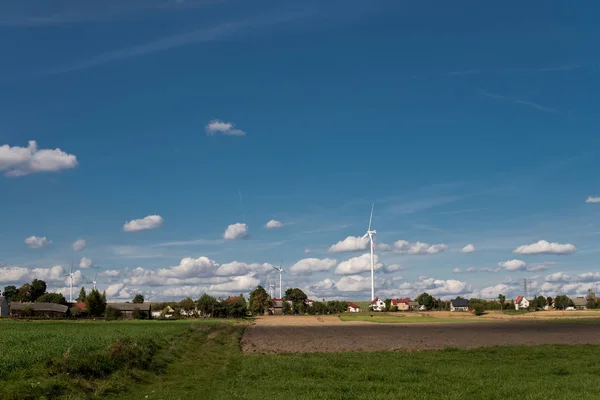 农村景观与房屋和风力涡轮机在晴朗的蓝天 — 图库照片