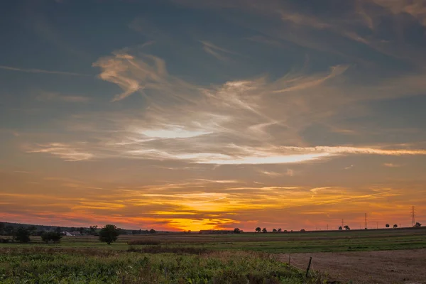 Malebné Venkovské Krajině Polí Při Západu Slunce Barevné Nebe Cirro — Stock fotografie