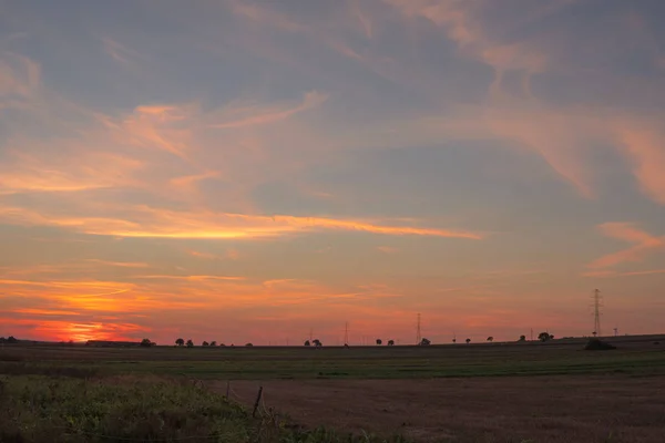 Malebné Venkovské Krajině Polí Při Západu Slunce Barevné Nebe Cirro — Stock fotografie