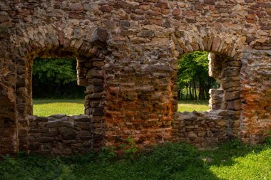 Windows bir duvar kalıntıları, içinde eski değirmen samsonow şehrin Polonya çelik sonra delik