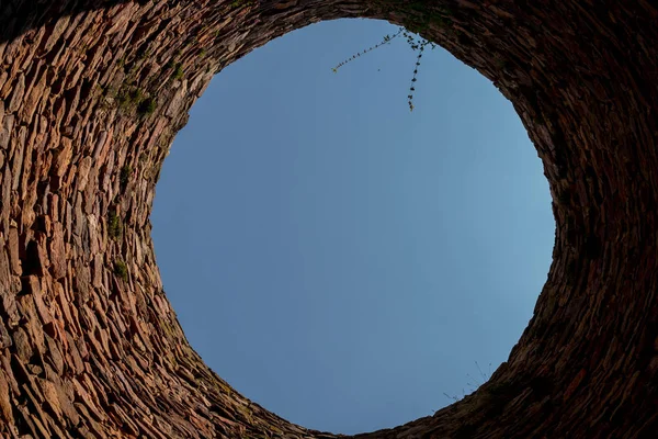 büyük bir baca eski çelik fabrikası taştan iç