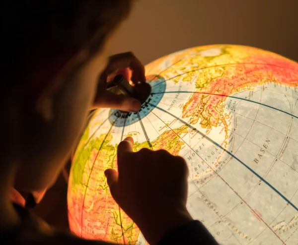 Szukasz Lokalizacji Mapie Model Ziemi — Zdjęcie stockowe