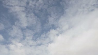 Zaman atlamalı Cirrocumulus ve altocumulus bulutlar üzerinde mavi gökyüzü iki farklı düzeyde hareket