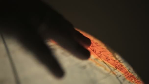 Δάχτυλο Δείχνει Ορισμένους Τομείς Στην Περιστρεφόμενη Σφαίρα Της Γης — Αρχείο Βίντεο