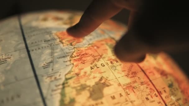 Vous cherchez quelque chose et pointez des zones sur le globe terrestre rotatif 