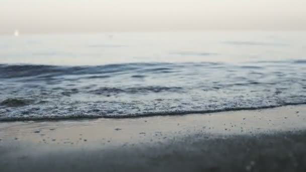 Detail Van Zee Golven Spatten Een Zandstrand Tijdens Avond — Stockvideo