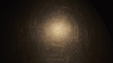 Karanlık ışıkta sallanan ve odak değiştirmenin metal yüzeyine yakın çekim