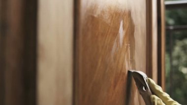 Eski mobilya restorasyon sürecinin bir parçası olarak eski balmumu kaldırma