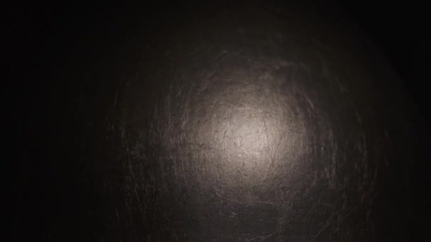 Detail Kovového Povrchu Houpání Temné Světlo Změnou Zaměření — Stock video