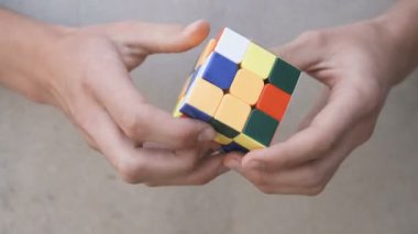 Rubiks cube çözmek için çalışıyor adamın elini detay