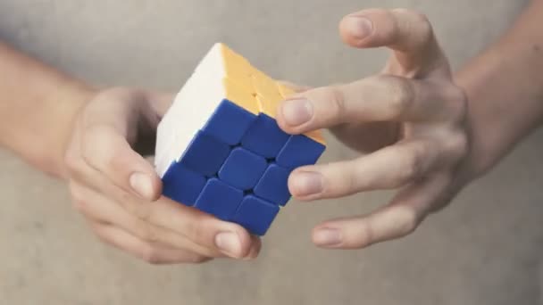 Detail Rukou Člověka Který Snaží Vyřešit Rubiks Kostka — Stock video