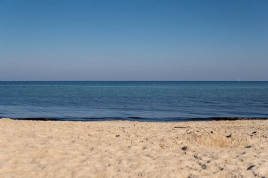 Yaz yatay, kumlu ve boş plaj sakin deniz üzerinde
