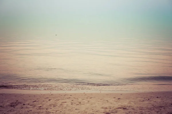 Vista Uma Praia Arenosa Mar Calmo Com Pequenas Ondulações Pedaços — Fotografia de Stock