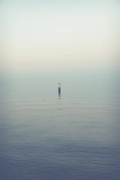 Меланхолійний Морський Єдиний Буй Спокійному Морі Під Час Заходу Сонця — стокове фото